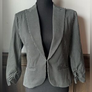Amanda & Chelsea Black and White Houndstooth Blazer